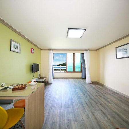 Tongyeong Paper Island Pension Exterior foto