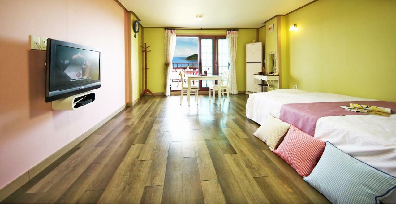 Tongyeong Paper Island Pension Exterior foto